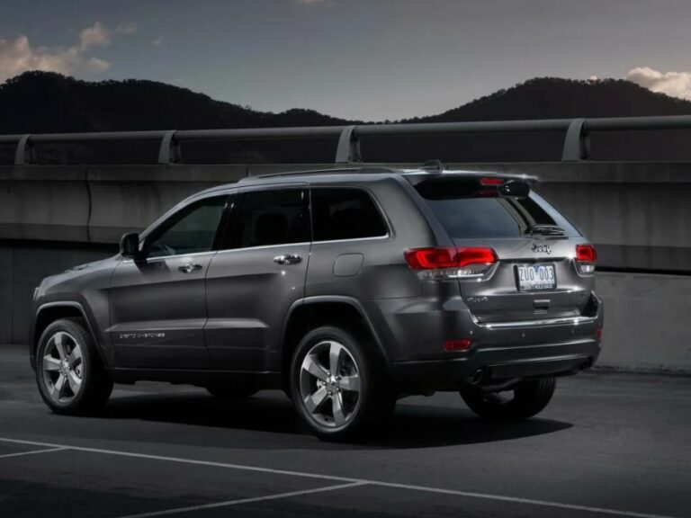 2024 Jeep Grand Cherokee Limited Back View 768x576 