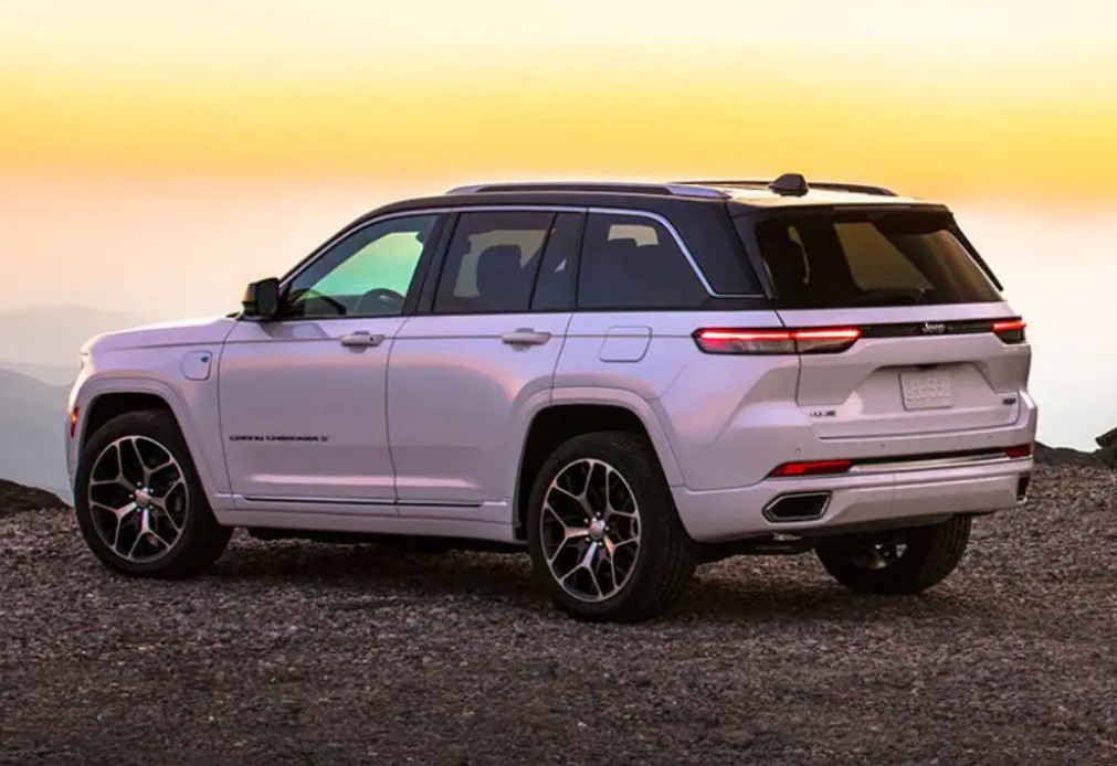 2024 Jeep New Grand Cherokee Back View