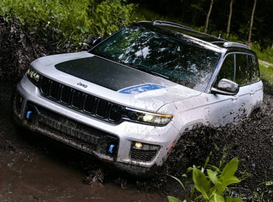 2025 Jeep Grand Cherokee Front View