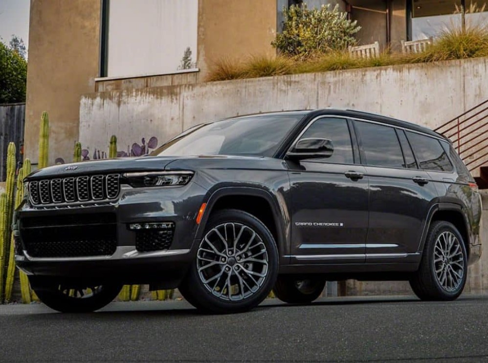 2025 Jeep Grand Cherokee 4xe Front View