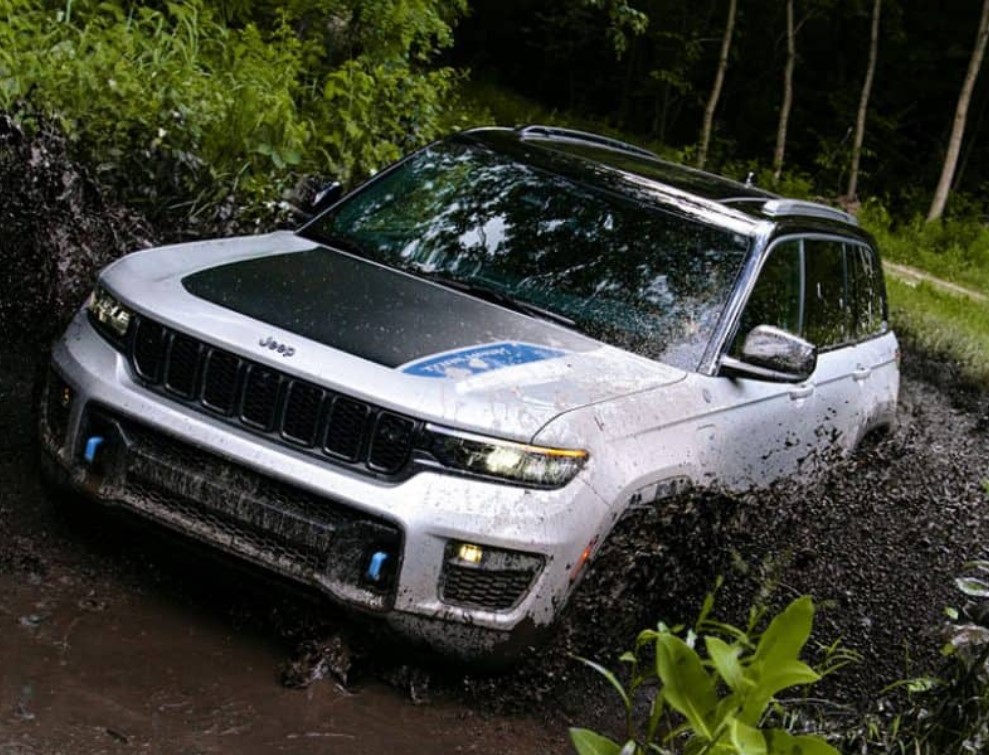 2025 Jeep Grand Cherokee Overland Front View