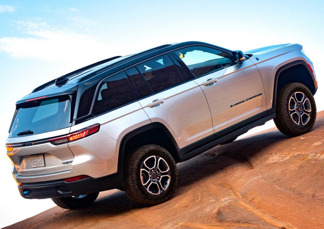 2025 Jeep Grand Cherokee Altitude Back View